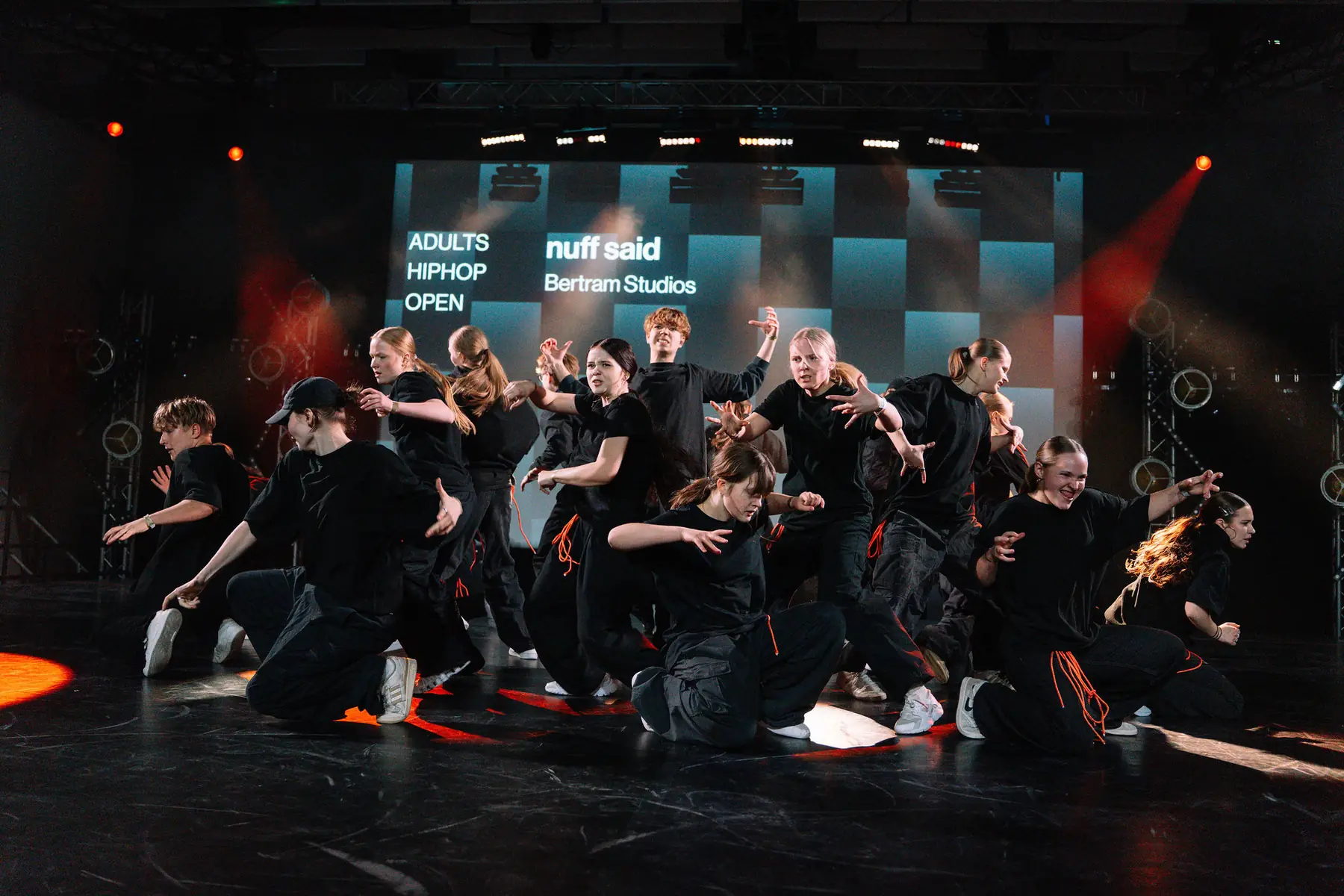 Bertram Studios täiskasvanute hip hop grupp laval etendust andmas