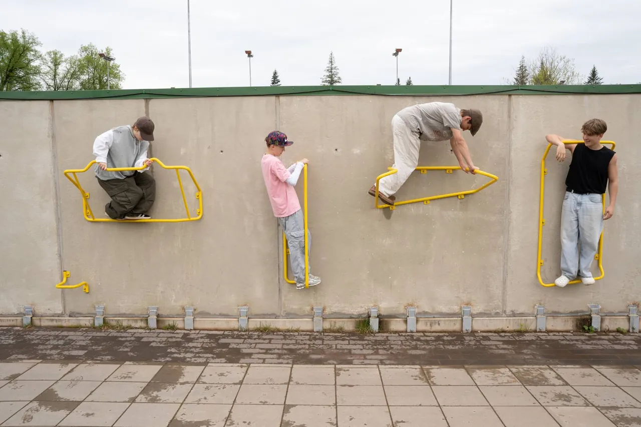Lapsed akrobaatikat harjutamas, Bertram Studios Tartu