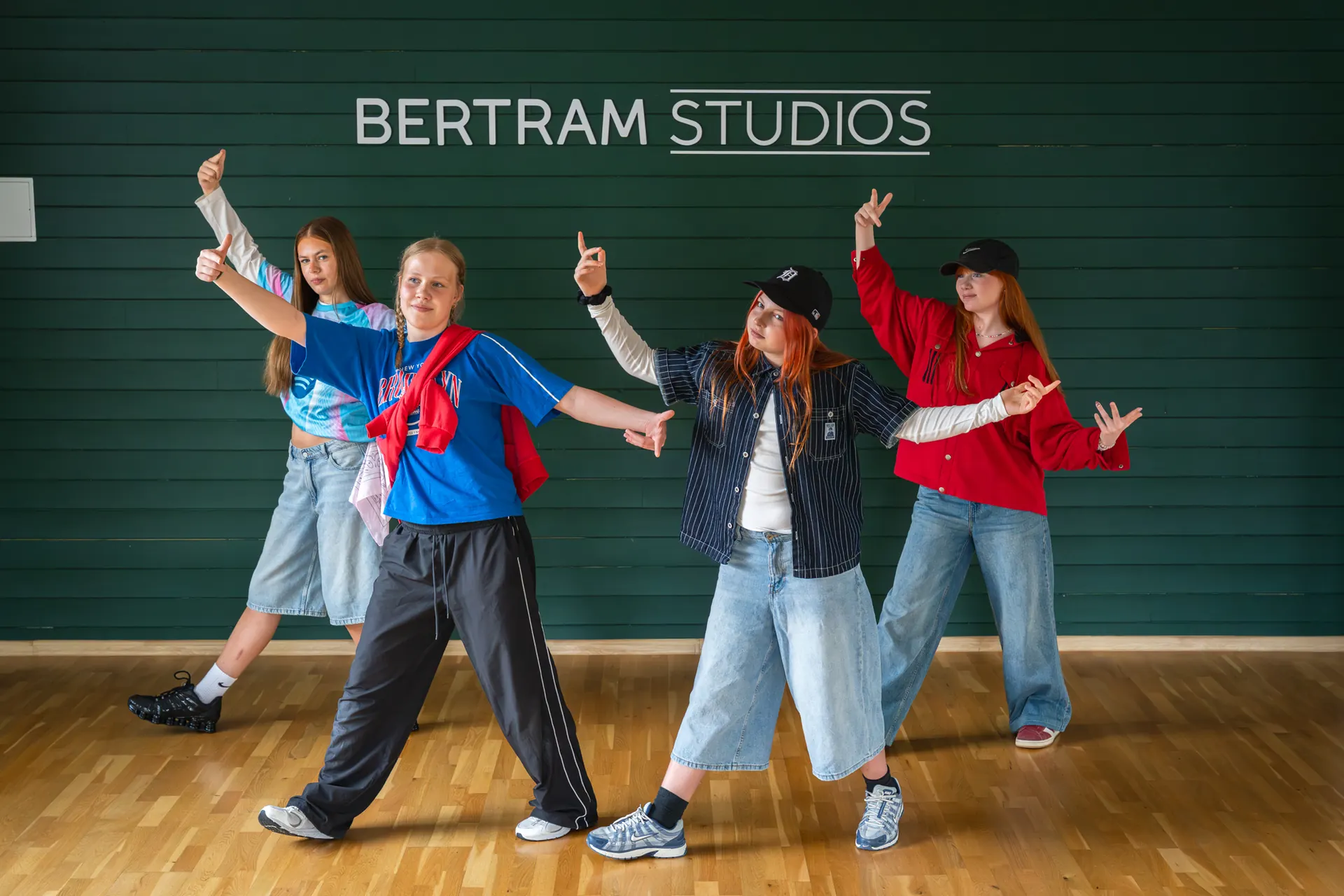 Commercial grupp koreograafiat esitamas Bertram Studios stuudios