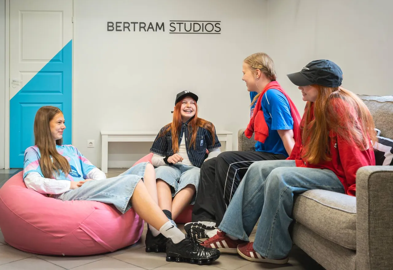 Bertram Studios ooteala Pikk 12, Tartus, tantsijad kotttoolidel enne trenni
