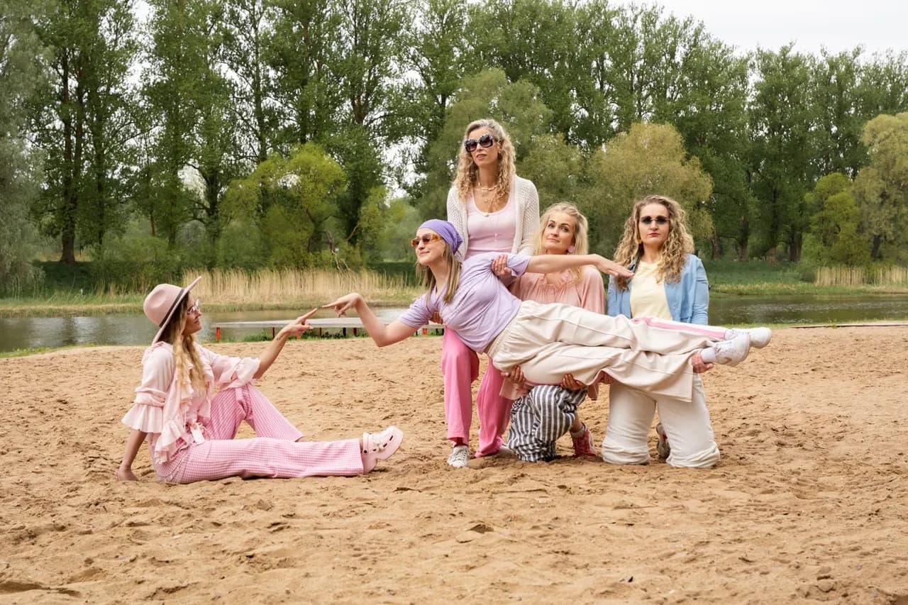Bertram Studios täiskasvanute tantsugrupp Superbande suvises fotosessioonis